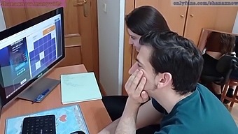 סטודנטית צעירה נאלצת לתת בפה ולבלוע זרע