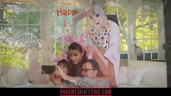 בחורה צעירה ודודה מתמכרים לפעילות מינית כשהוא לבוש כמו ארנבת הפסחא.