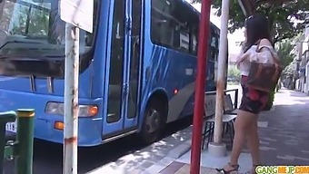 אורגיית נערות עם בלואג'וב יפני וצעצועי מין