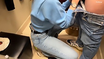 בחורה חובבת מקבלת קרם פאי אמיתי בחדר ההתלבשות. צפו בכוס הצמוד שלה מתמלא עד הסוף