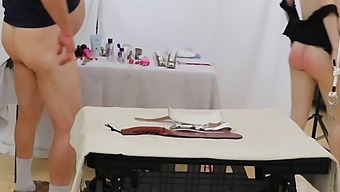 שתי נשים צעירות בשיעבוד נכנעות למכות וזיון אוראלי, ששיאו בטיפולי פנים