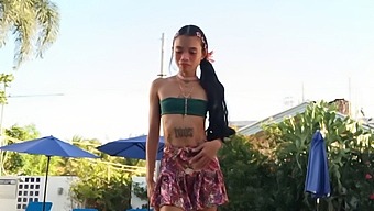 נסיכה קטנה מתעמתת עם תוקף מפלצתי במפגש אימתני.