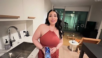 La Amiga Sexy De La Mamá Sedujo Al Chaval Para Que Se La Follara.